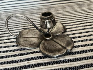 Candelabro antiguo de plata con diseño floral