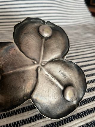 Candelabro antiguo de plata con diseño floral