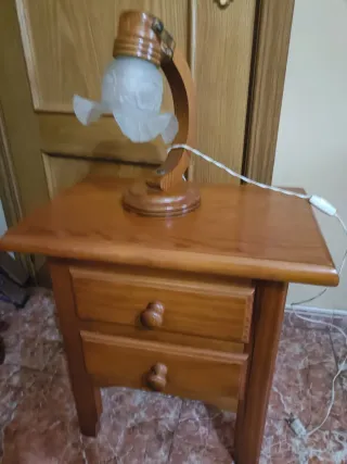 Mesita de noche de madera