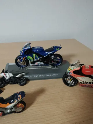 Lote 4 motos de juguete