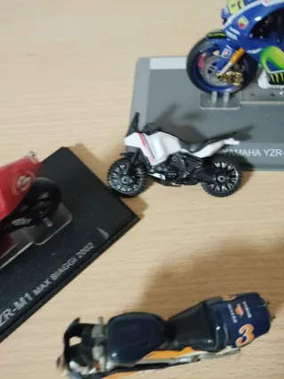 Lote 4 motos de juguete