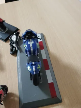 Lote 4 motos de juguete