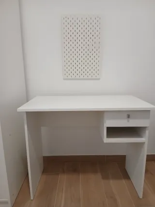 Mesa de estudio blanca