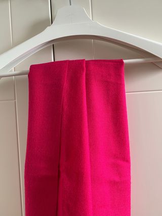 Fular rosa con flecos