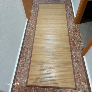 Alfombra de bambú y madera