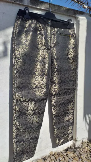 Pantalón de vestir negro y dorado