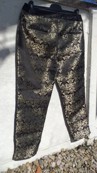 Pantalón de vestir negro y dorado