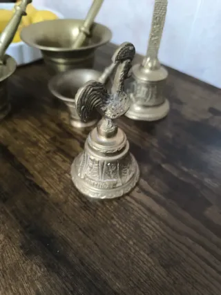 Campana de bronce con gallo coleccionable