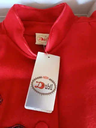 Vestaglia rossa con applicazioni floreali