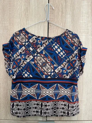 Blusa estampada talla M/L (medidas en descripción)