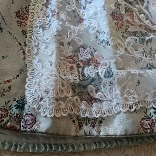 Traje de Fallera gris perlado flores rosa y azul.