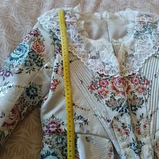 Traje de Fallera gris perlado flores rosa y azul.