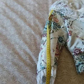 Traje de Fallera gris perlado flores rosa y azul.