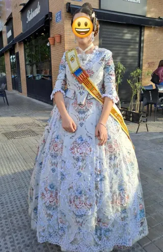 Traje de Fallera gris perlado flores rosa y azul.