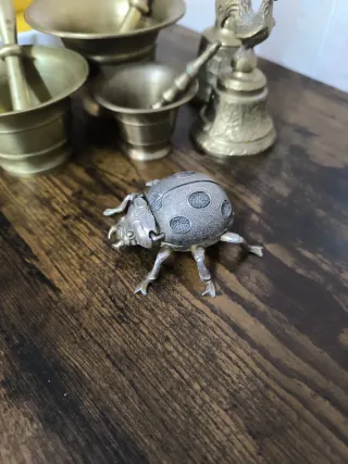 Mariquita de bronce antigua coleccionista