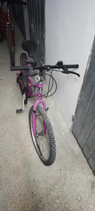 Bicicletas XC Roja y Rosa de ciudad.