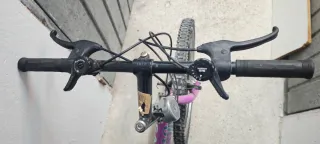 Bicicletas XC Roja y Rosa de ciudad.