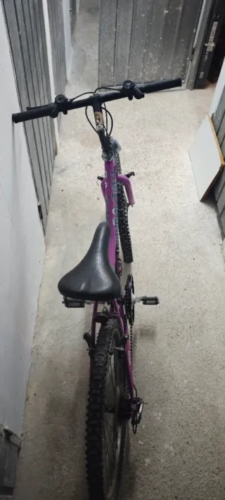 Bicicletas XC Roja y Rosa de ciudad.