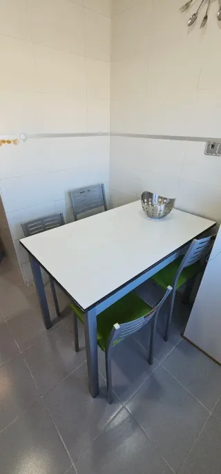 Mesa de cocina con 4 sillas