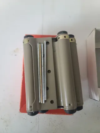 Bisagra doble acción UCEM