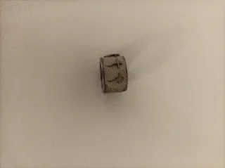 Anillo de acero con diseño