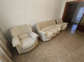 Conjunto sofá tela beige y dos sillones a  juego