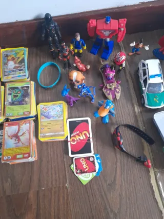 Lote cromos y juguetes