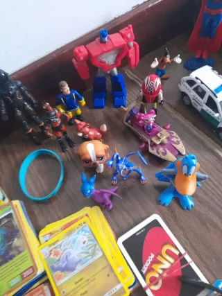 Lote cromos y juguetes