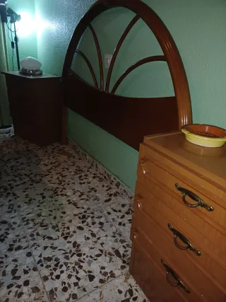 Mesita de noche y cabecero de madera