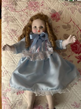 Muñeca de cerámica con vestido azul