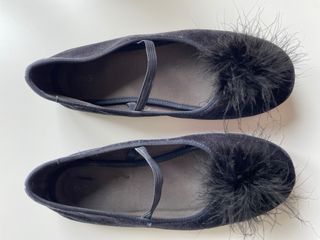 Manoletinas niña terciopelo azul marino con pompón