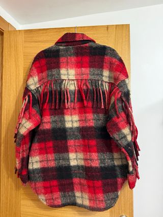 Chaqueta cuadros roja Stradivarius con flecos
