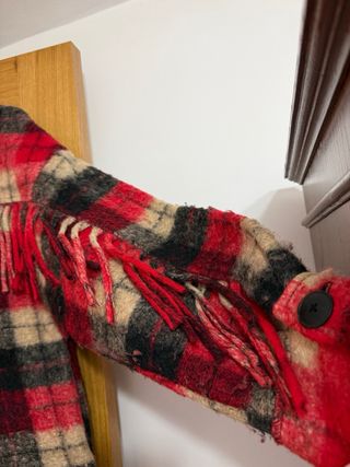 Chaqueta cuadros roja Stradivarius con flecos