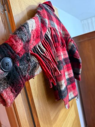 Chaqueta cuadros roja Stradivarius con flecos