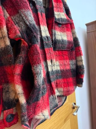 Chaqueta cuadros roja Stradivarius con flecos