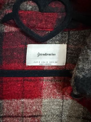 Chaqueta cuadros roja Stradivarius con flecos