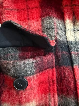 Chaqueta cuadros roja Stradivarius con flecos