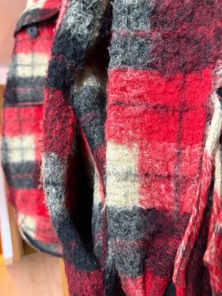 Chaqueta cuadros roja Stradivarius con flecos