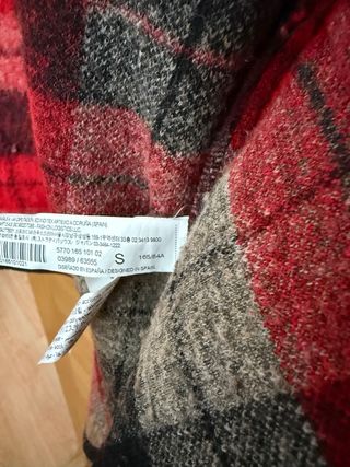 Chaqueta cuadros roja Stradivarius con flecos