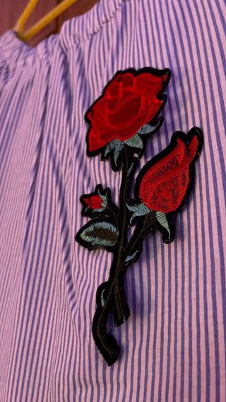 T-shirt Off Shoulder com Rosa