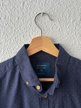 Camisa azul marino Springfield.