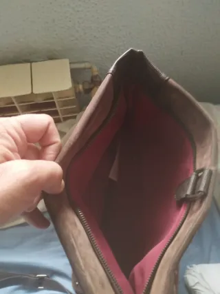 Bolso de mujer marrón y rojo