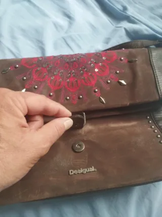 Bolso de mujer marrón y rojo