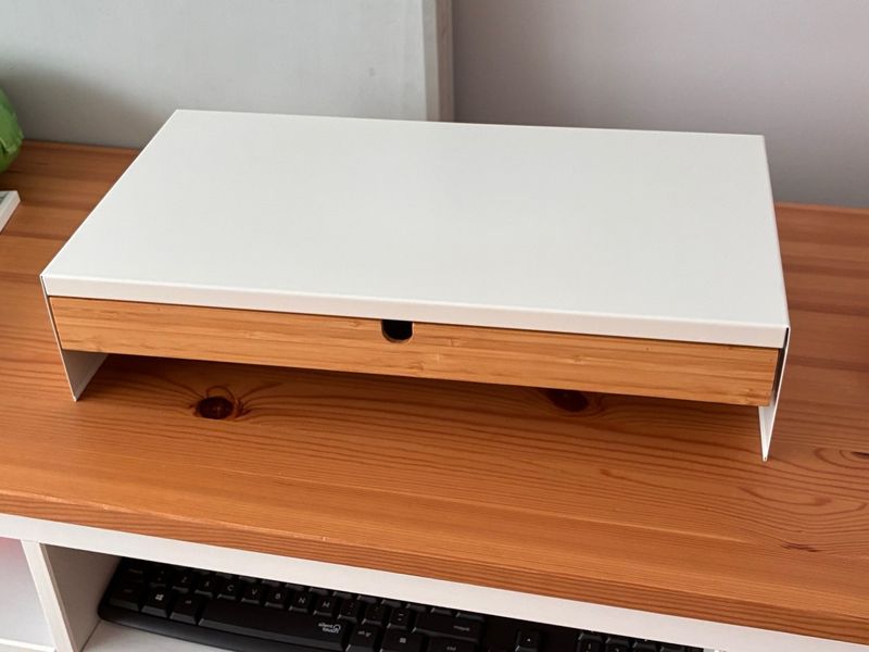 Soporte monitor con cajón, blanco y bambú de IKEA