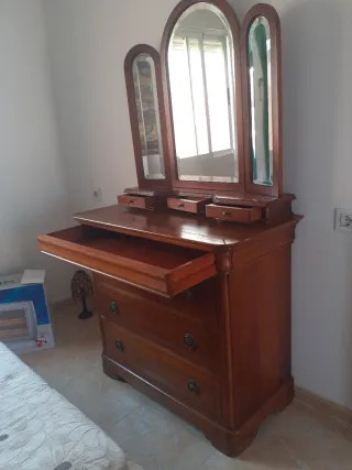 Cómoda de madera con espejo