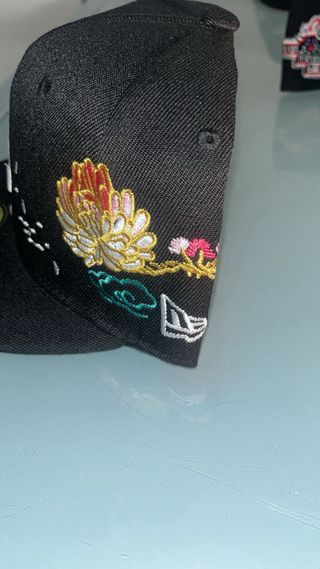 Cappello New Era LA con ricami floreali