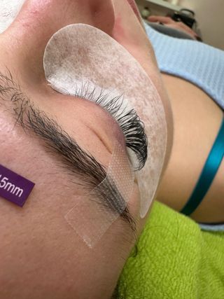 Pestañas pelo a pelo negras