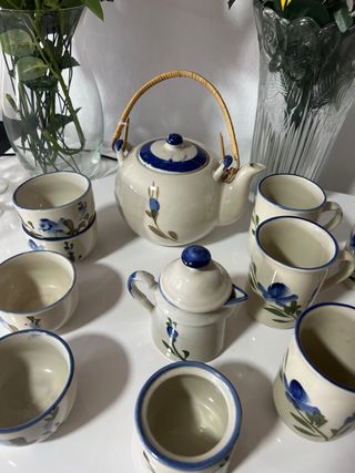 Juego de té y tazas con flores azules