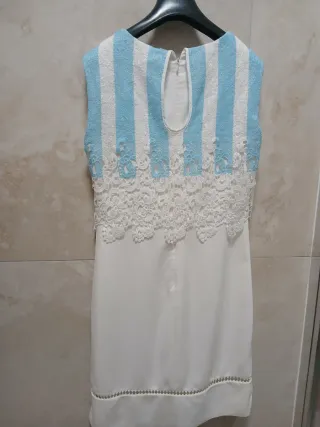 Abito elegante a righe azzurre e bianche