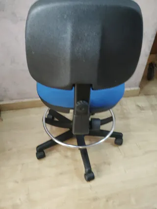 Silla de oficina giratoria azul